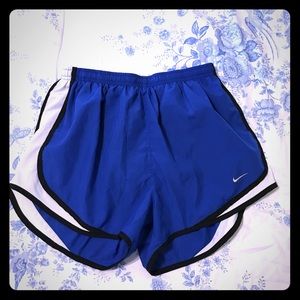 Women’s M Nike Tempo running shorts